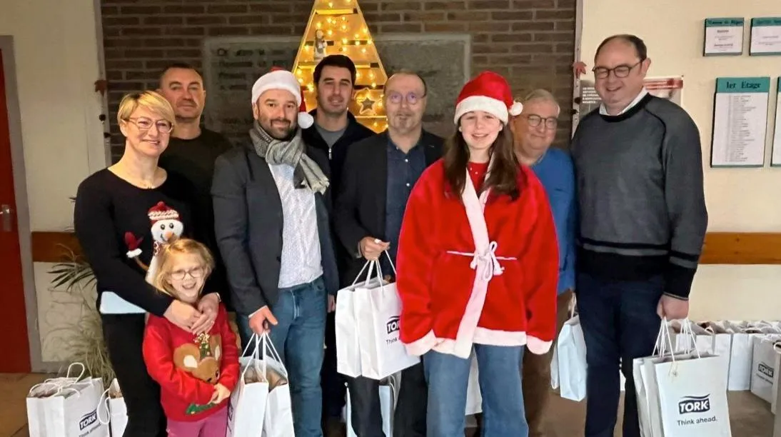 Les membres du Lions Club Pecq Les Templiers préparent les colis de Noël